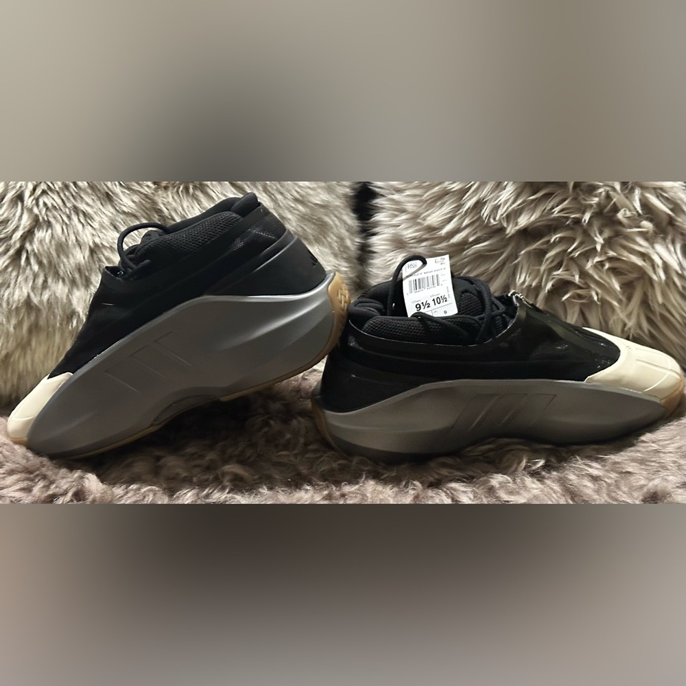 Adidas Men’s Size US 9.5 Black and Silver.